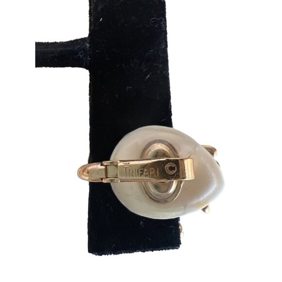 Crown Trifari Vintage Brushed Gold Tone Leaf Motif Clip-on Earrings Faux Pearls - Picture 4 of 11